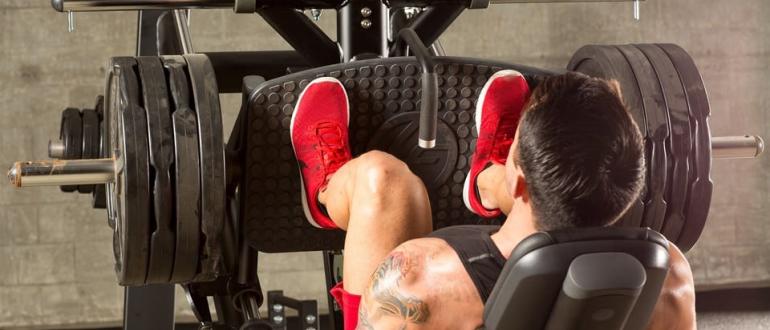 Wyciskanie nóg w symulatorze, zasady wykonywania ćwiczenia i praca mięśni. Symulator wózka na nogi, jaka jest prawidłowa nazwa?