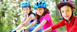 एक बच्चे को बाइक चलाना कैसे सिखाएं: बुनियादी नियम, शिक्षण के तरीके और महत्वपूर्ण बारीकियां जो आपके बच्चे को तेजी से परिवहन करने में मदद करेंगी